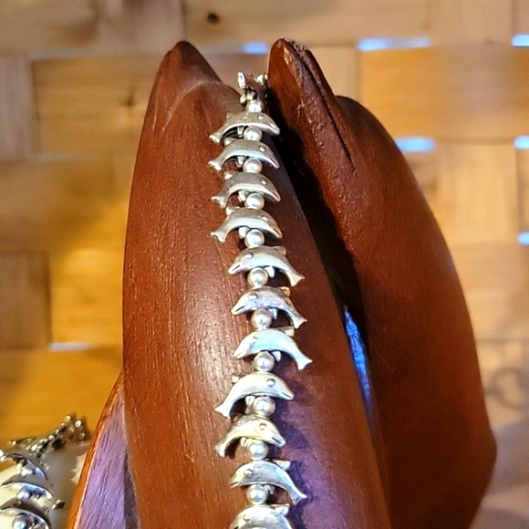 Dolphin Necklace🐬 SILVERY SHINE, BLUE STONED DOLPHIN, BIG CLASP - Picture 4 of 4